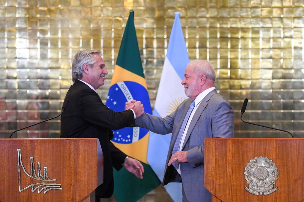 Alberto Fernández, presidente de Argentina, en su visita a Brasíl saluda a Luiz Inácio Lula da Silva, presidente de Brasil.