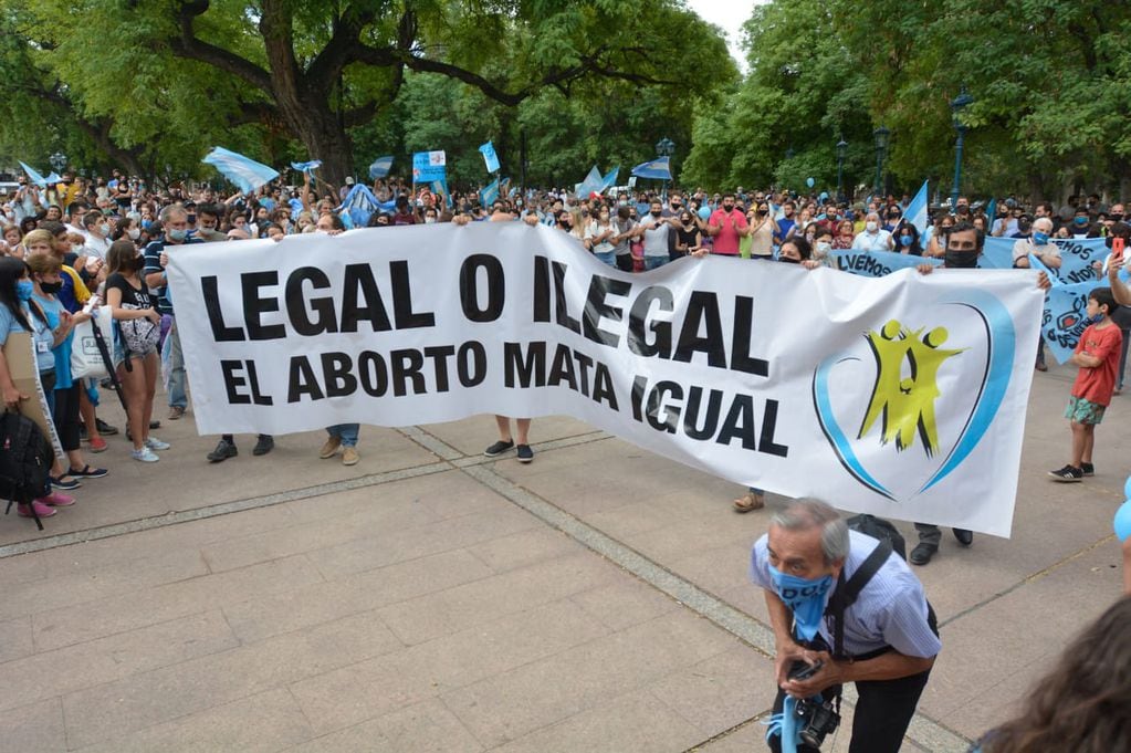 Manifestación de agrupaciones provida en contra del proyecto de aborto legal en Plaza Independencia.
