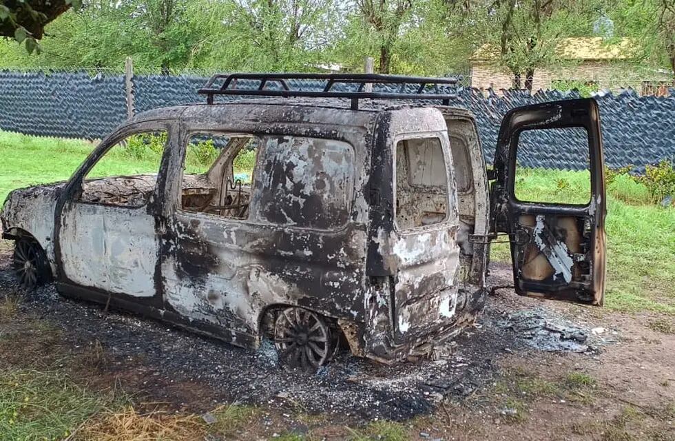 El vehículo utilitario frente a la vivienda fue incendiado, en Villa Quillinzo (Gentileza).