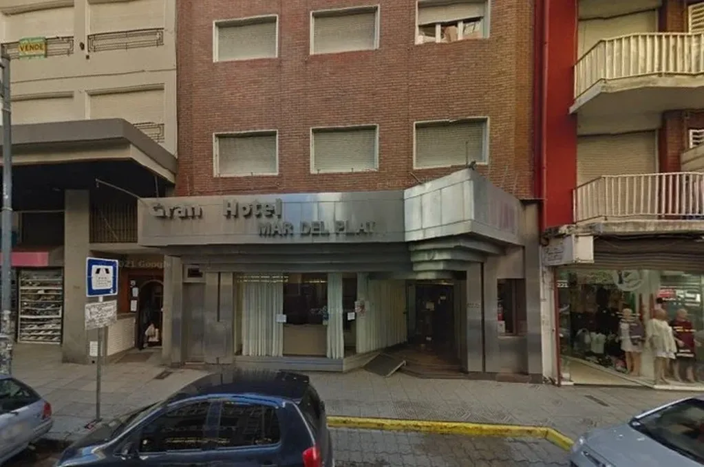 El Hotel donde la adolescente cayó desde el octavo piso.