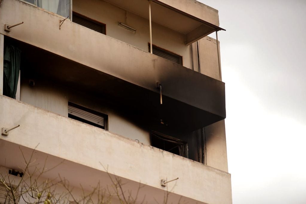 Incendio en el piso quinto de un edificio en calle Soldado Ruiz 1030, de barrio San Martín. Varios evacuados. (José Gabriel Hernández / La Voz)