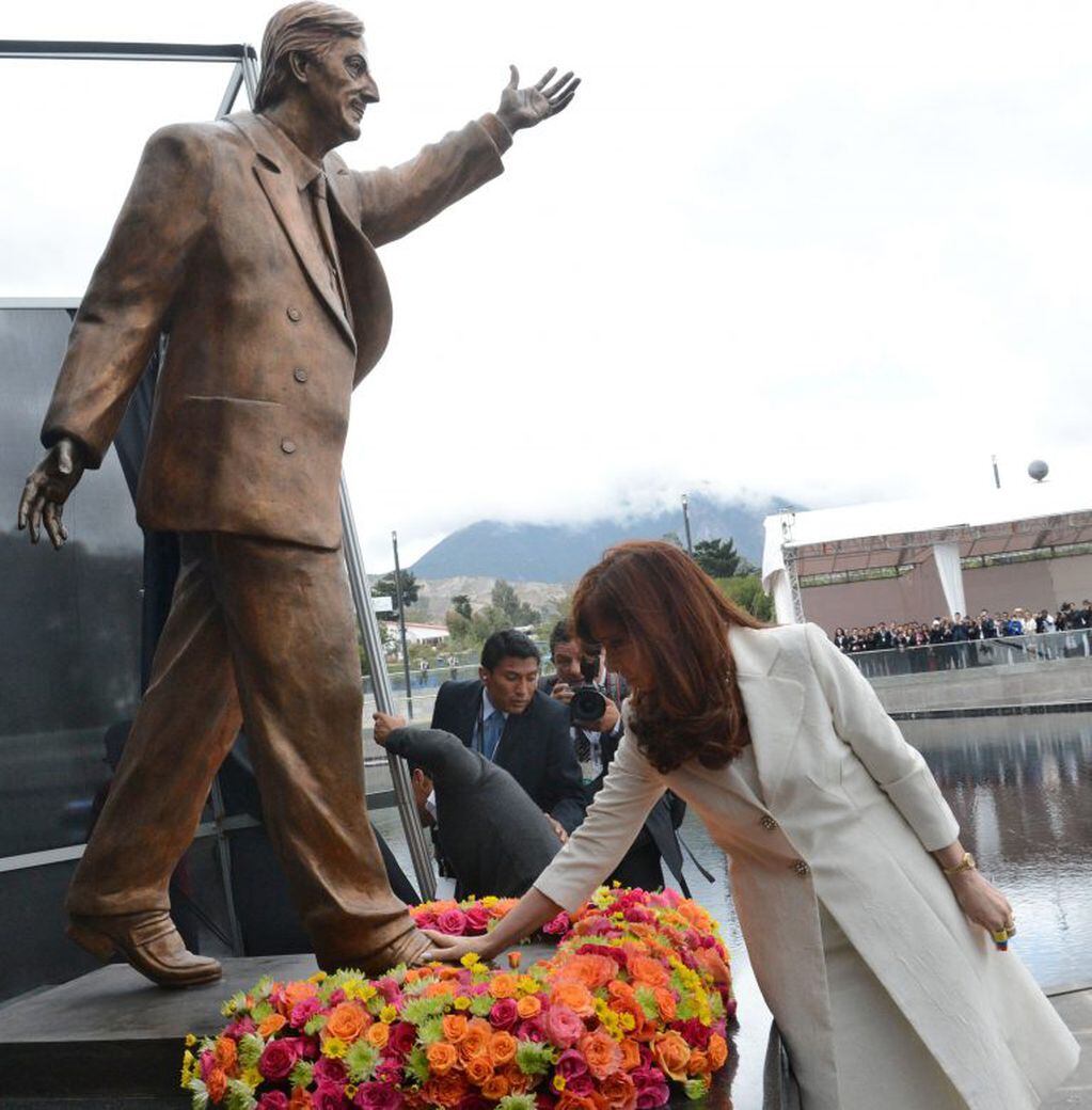 La estatua de Néstor Kirchner que está en Ecuador, fue mandado a retirar por considerarla "un monumento a la corrupción".