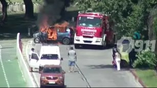 Chocó en Costanera norte y se le prendió fuego el auto