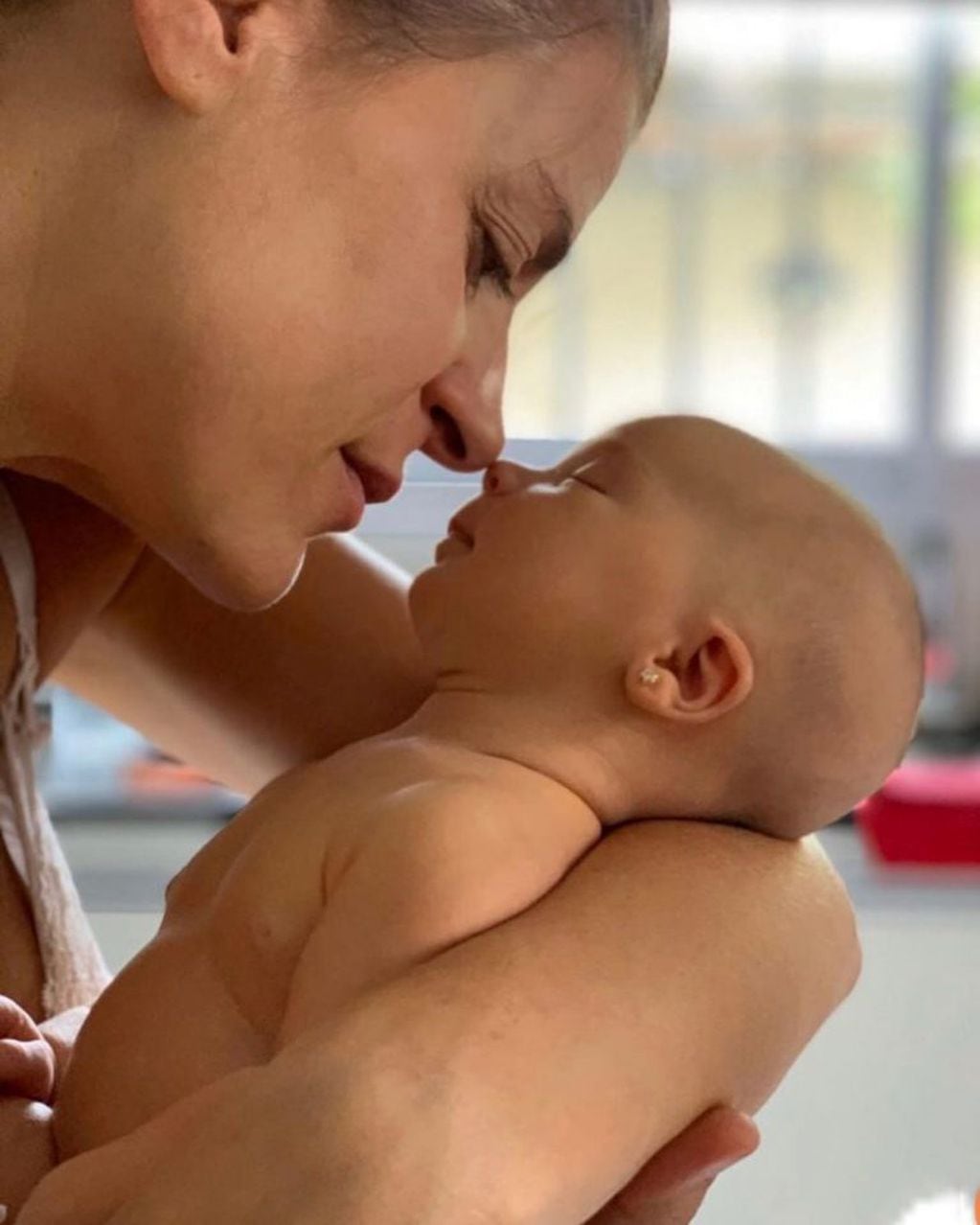 Eugenia Tobal junto a su hija de tres meses, Ema.