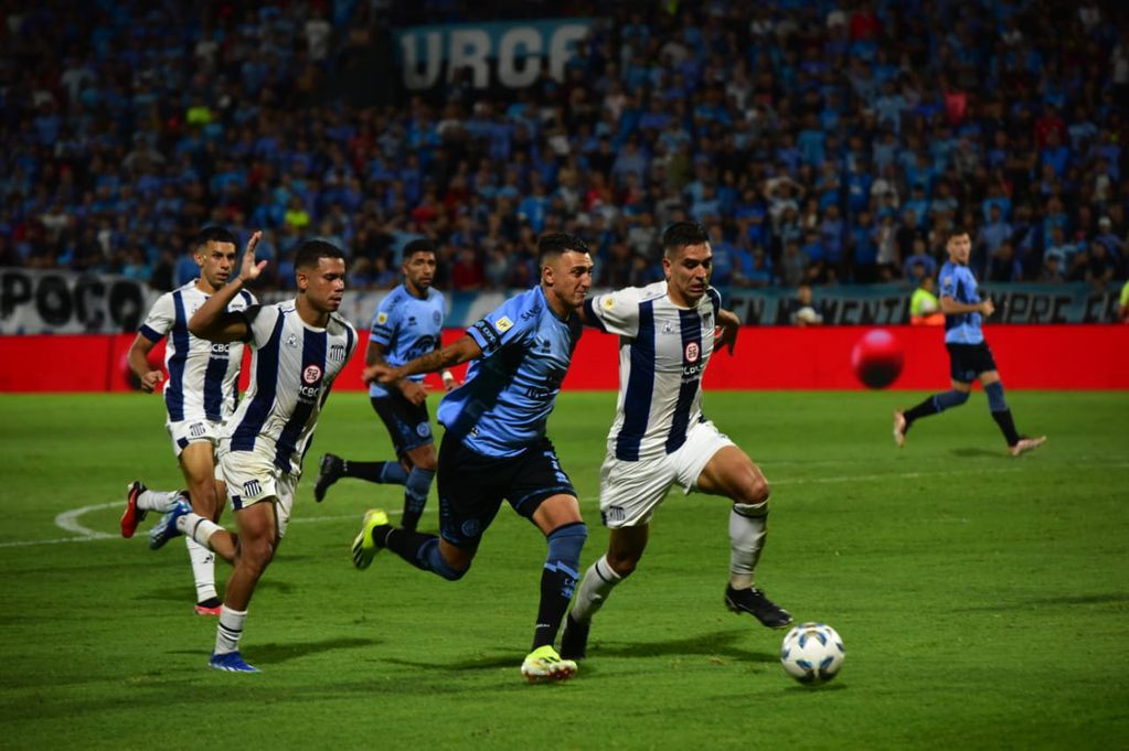 Matías Suárez en el partido entre Belgrano y Talleres por la Copa de la Liga Profesional 2024. Se jugó en el Gigante de barrio Alberdi. (La Voz)