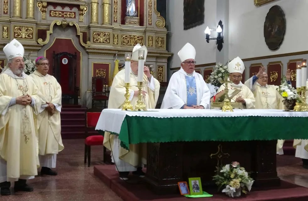 El obispo prelado emérito de Humahuaca Pedro Olmedo, considerado "un referente pastoral permanente en toda la provincia de Jujuy", se despidió de la feligresía con una misa concelebrada en la Catedral.