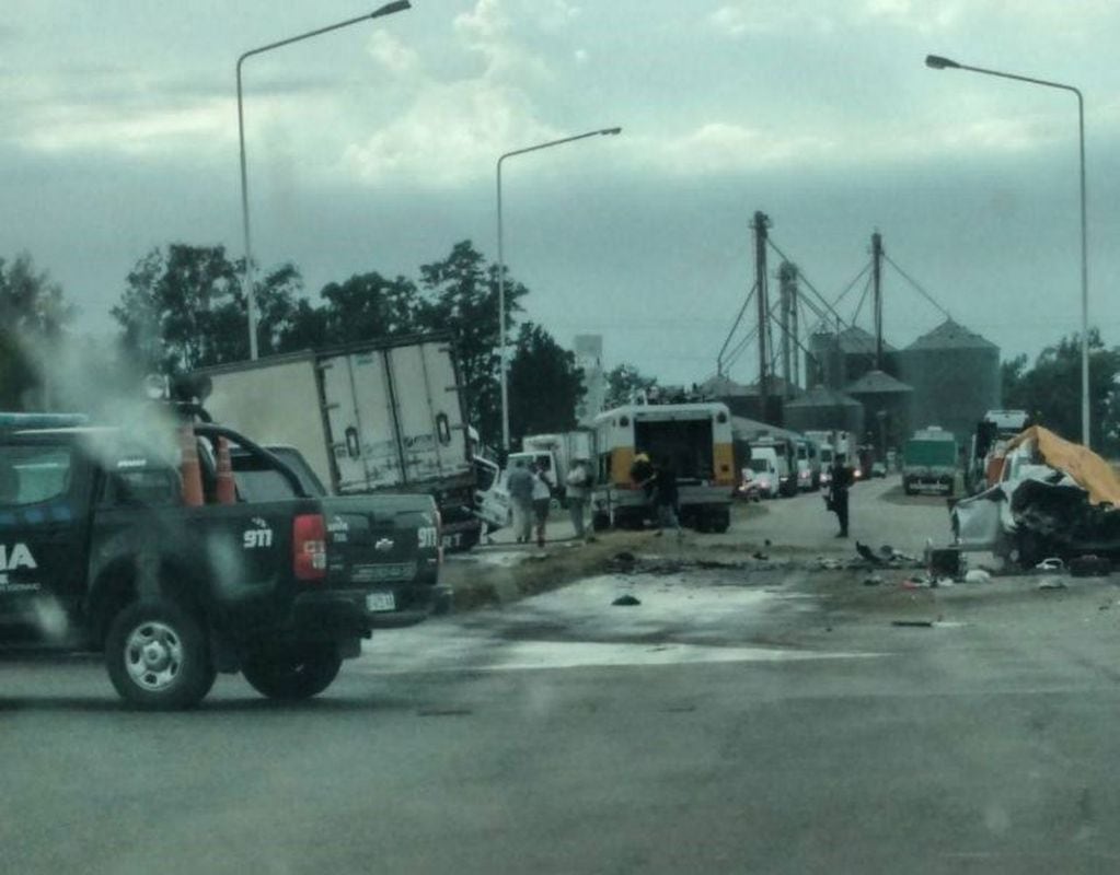 Fatal accidente entre un camión y una pickup sobre la Ruta 34 a la altura de San Genaro. (Twitter)