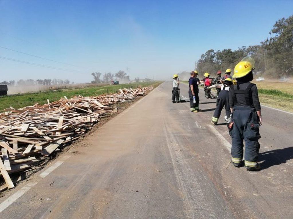 Accidente ruta 19 en El Fuertecito volcó un camion