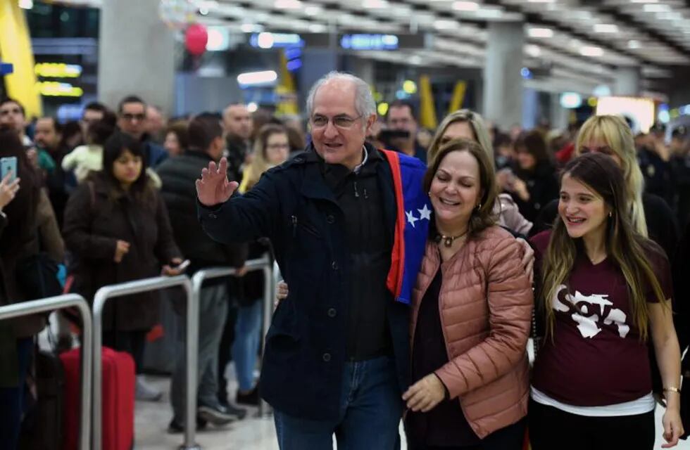 Antonio Ledezma es recibido por su mujer, Michi Capriles.