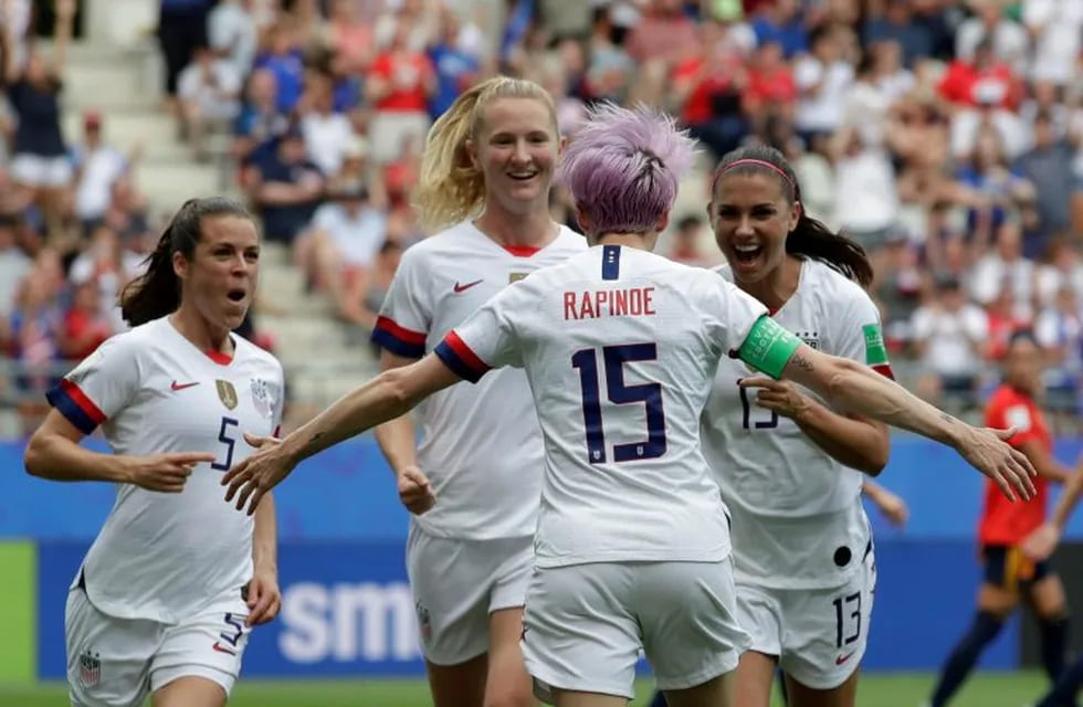 Con dos goles de penal, Estados Unidos venció 2-1 a España y avanzó a cuartos de Francia 2019. (AP)