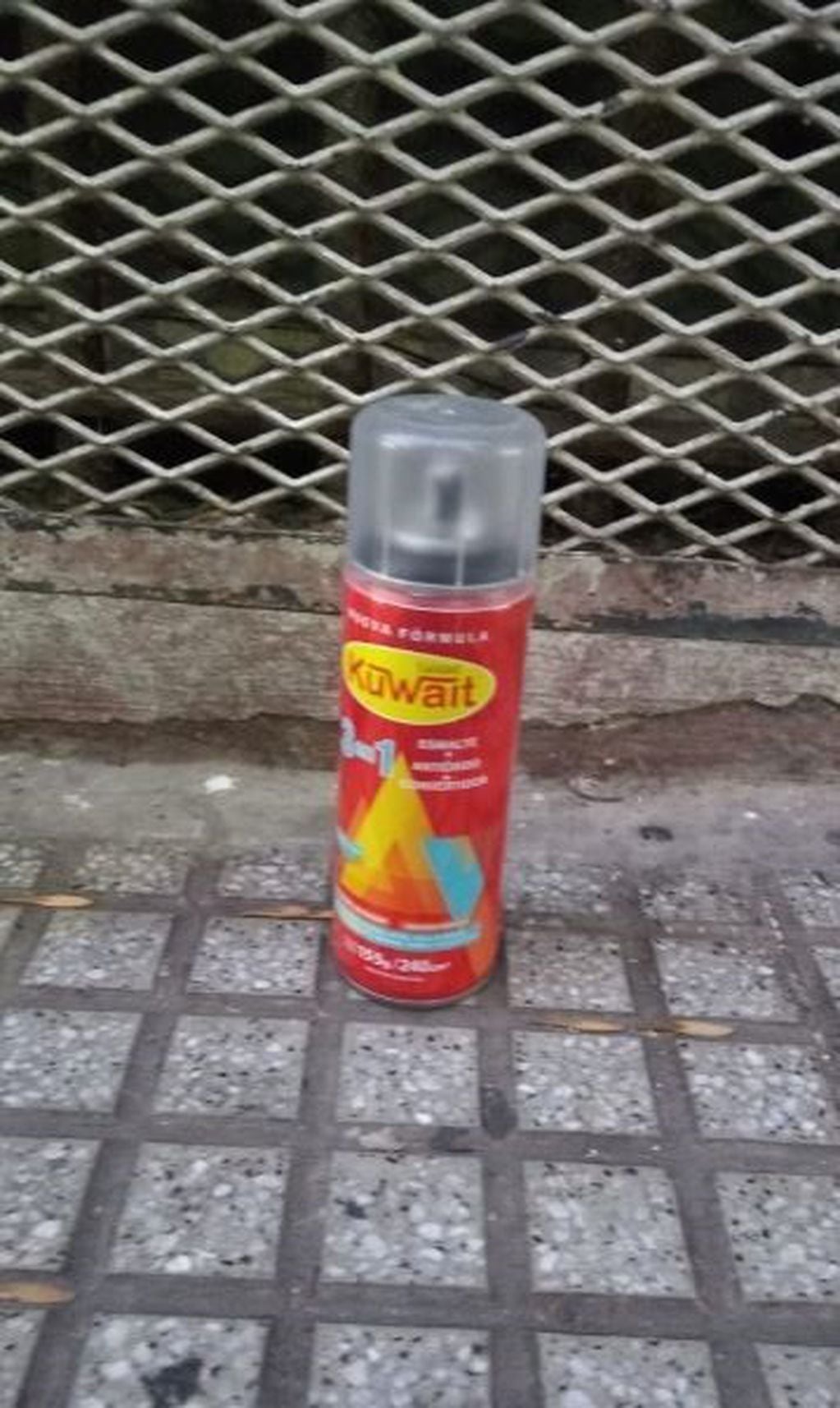 El aerosol utilizado por el hincha de Huracán. (Policía de la Ciudad)