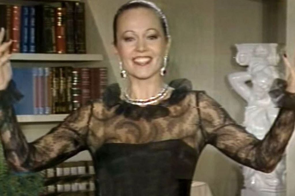Pinky inauguró la televisión a color en Argentina el 1 de mayo de 1980. Para el histórico evento lució un elegante vestido negro. Foto: Captura de pantalla.