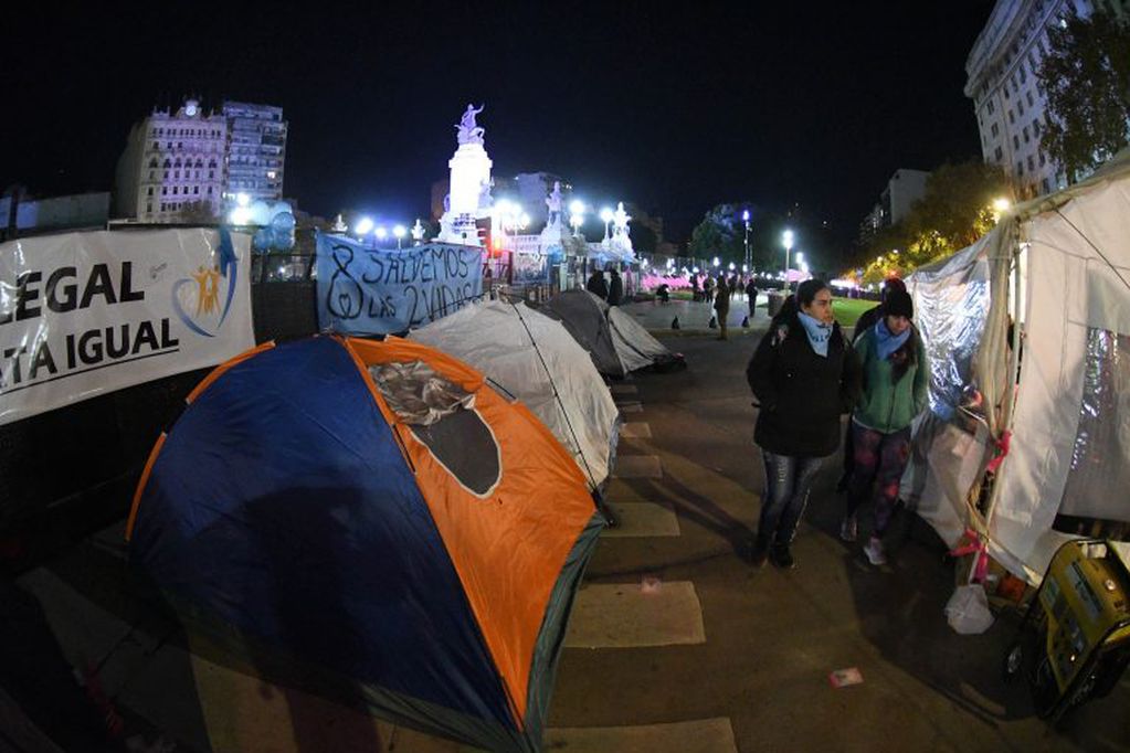 Los manifestantes a favor y en contra del aborto pasaron la noche en la Plaza del Congreso.