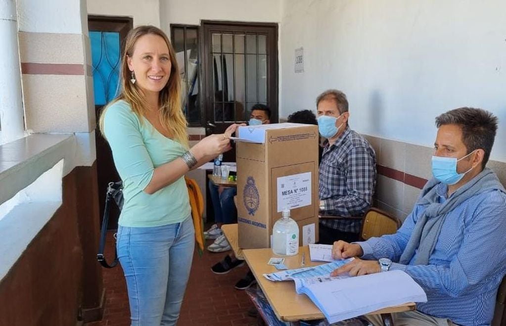Luciana Echevarría votó en barrio Poeta Lugones, de la capital cordobesa.