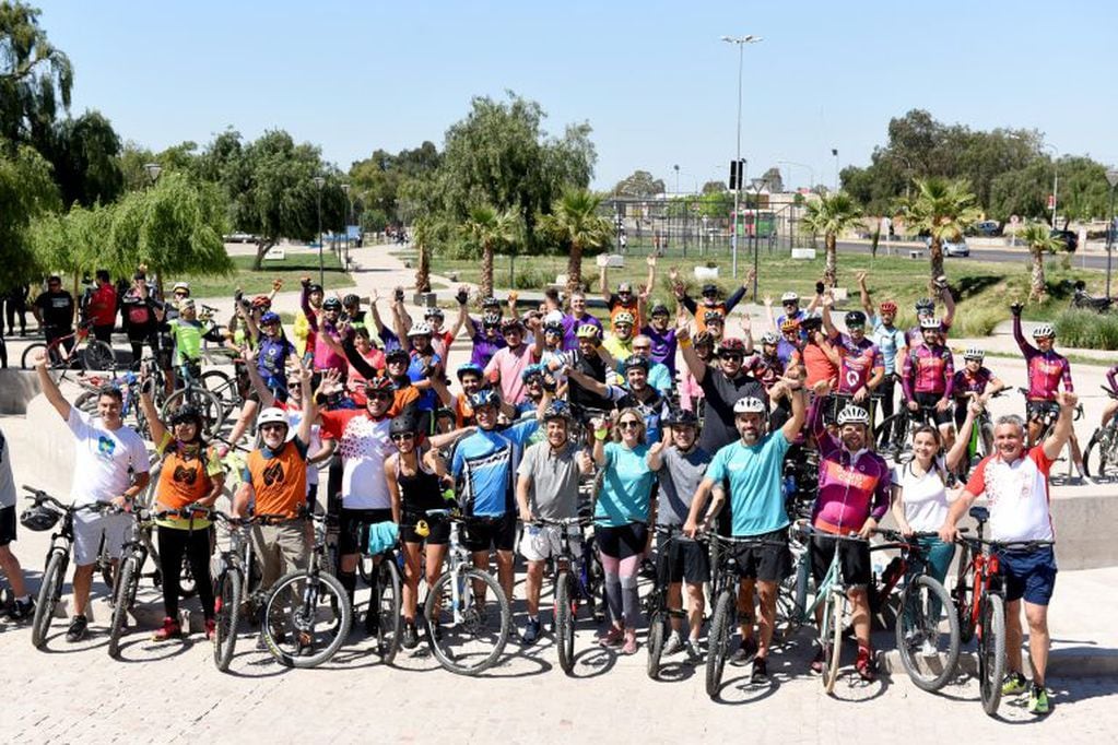 Cornejo y los funcionarios participaron de la bicicleteada saludable. Foto: Gobierno de Mendoza.