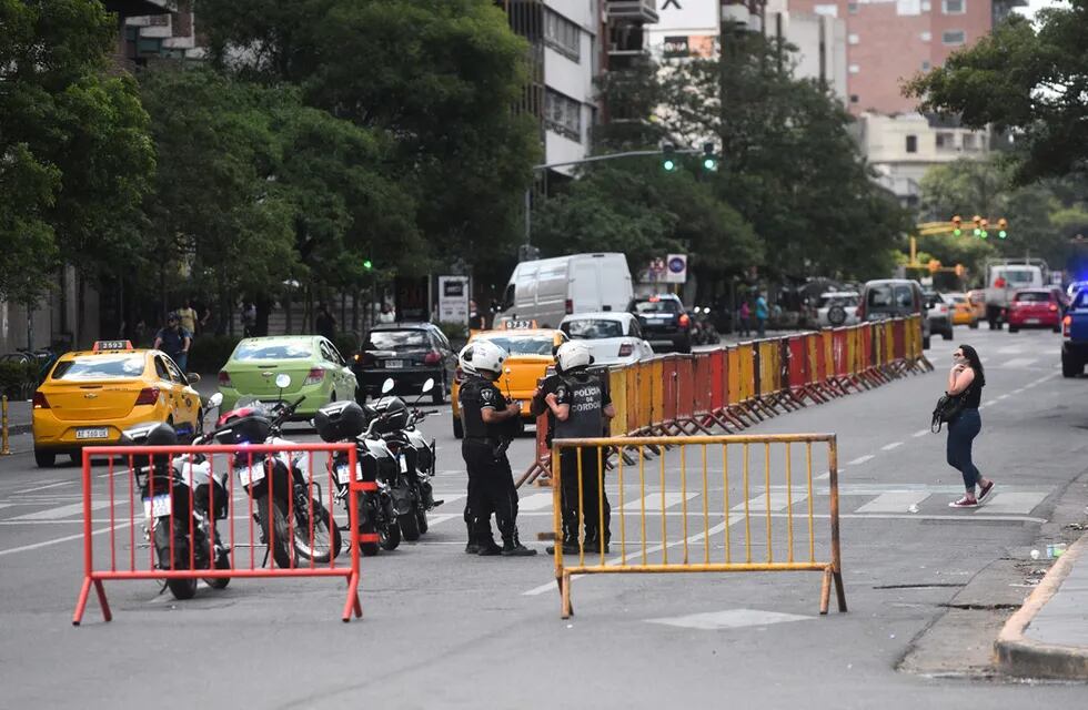 Controles policiales en puentes y avenidas de la ciudad. (Pedro Castillo/La Voz)