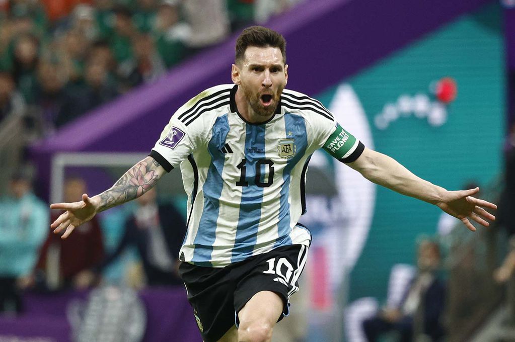 Lionel Messi de Argentina celebra el gol que convirtió al seleccionado de México.