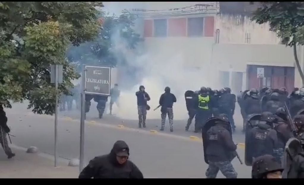 Serios incidentes en Jujuy en cercanías de la Legislatura, este martes.