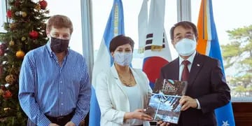 Gustavo Melella junto al embajador de Corea