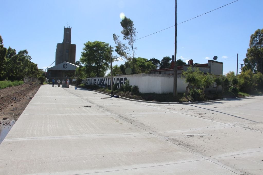 En la localidad de Cascallares, El intendente, junto a su delegado Oscar González, recorrió las últimas calles asfaltadas. (foto: prensa Municipalidad de Tres Arroyos)