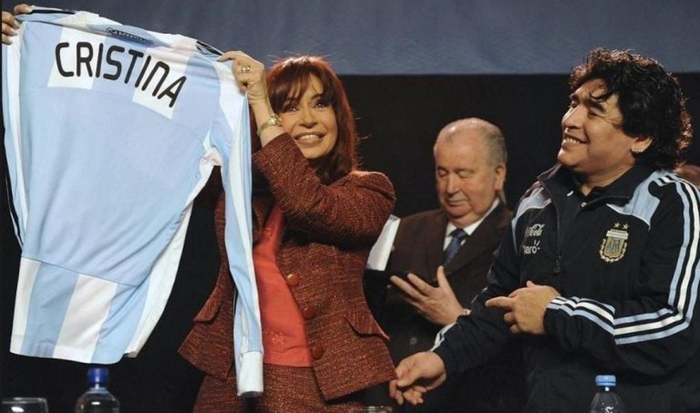 Cristina Fernández de Kirchner junto a Diego Maradona y Julio Grondona en la presentación del "Fútbol Para Todos"