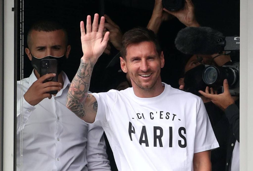 Lionel Messi saludó a los hinchas al llegar a París.
