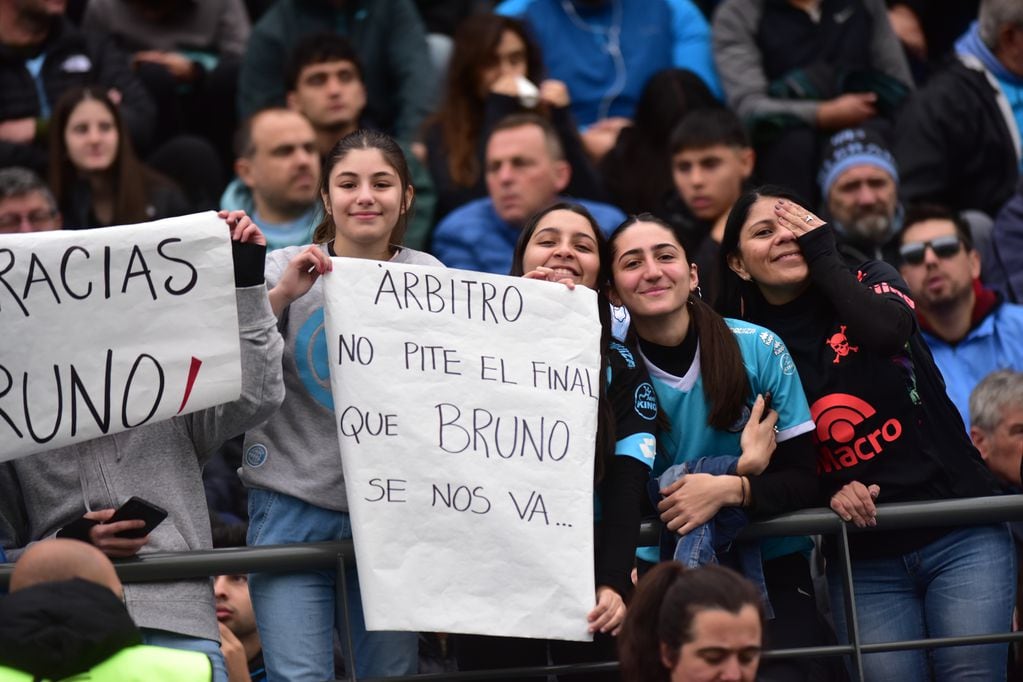 Bruno Zapelli se despidió de Belgrano en Alberdi en el partido ante San Lorenzo. Los hinchas le agradecieron su aporte. Foto Javier Ferreyra