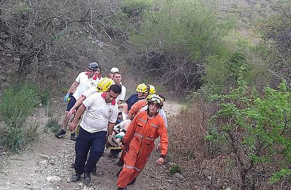 El hombre se encontraba recorriendo el circuito La Cascada cuando se lesionó una de sus piernas.