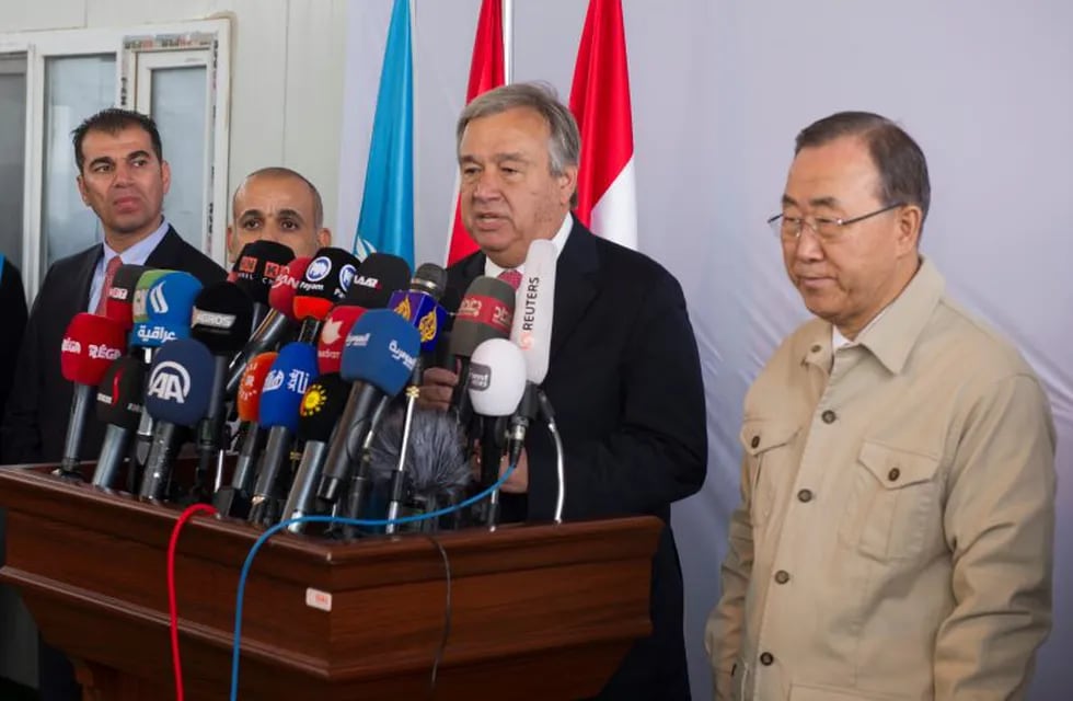 HANDOUT - ARCHIVO - Fotografía tomada el 14/01/2014 al secretario general de Naciones Unidas, Ban Ki-moon (a la derecha) acompau00f1ando a António Guterres (en el centro), quien probablemente seru00e1 su sucesor en la cabeza de la Organización. Foto: Eskinder Debebe/dparn(Vinculado al texto de dpa 