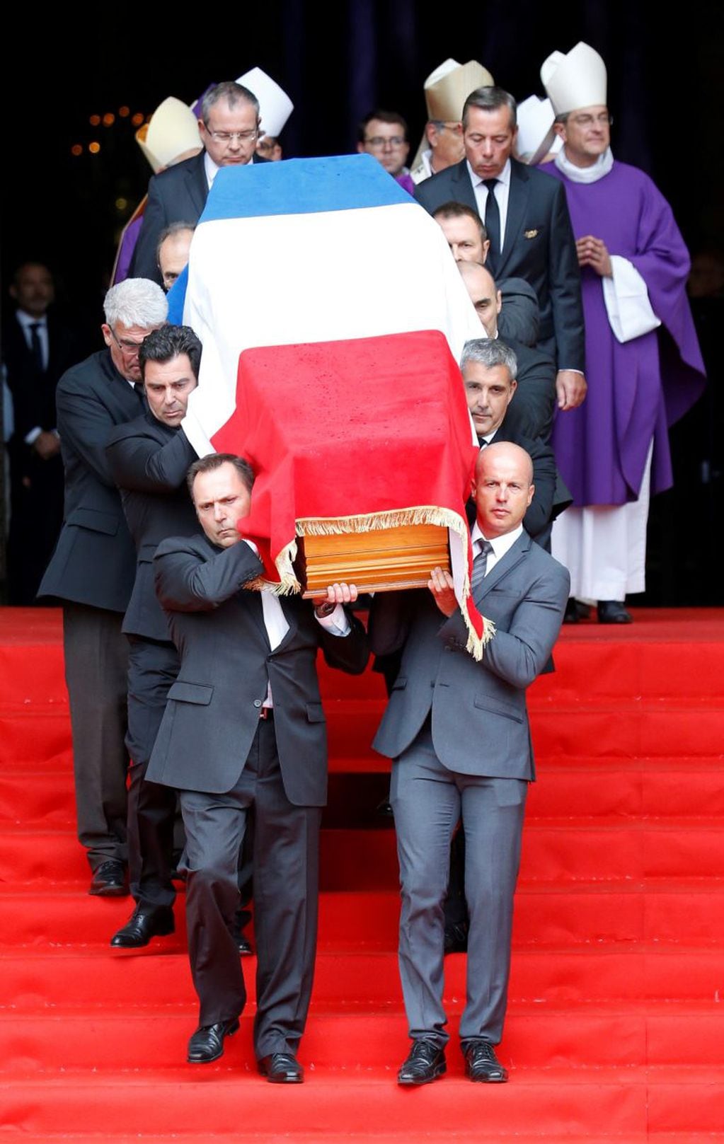 Los portadores del féretro llevan el ataúd de Chirac fuera de la iglesia del Santo Sulpicio durante este día de luto en Francia. Foto: REUTERS/Pascal Rossignol.