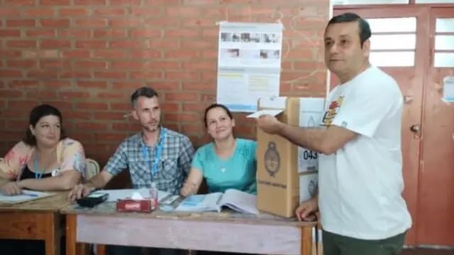 Elecciones 2023: el gobernador Oscar Herrera Ahuad sufragó en la ciudad de Posadas