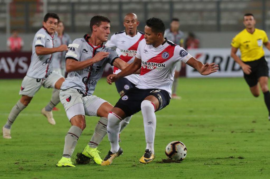 Colón goleó 3 a 0 a Deportivo Municipal en su debut en la Copa Sudamericana