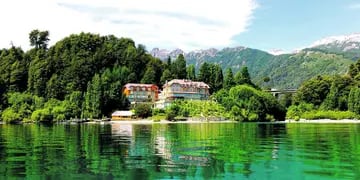 El Correntoso Lake & River Hotel, construido en 1926, en la hermosa villa La Angostura, sobre la costa del lago Nahuel Huapi. La propuesta une este hotel con el Llao Llao.