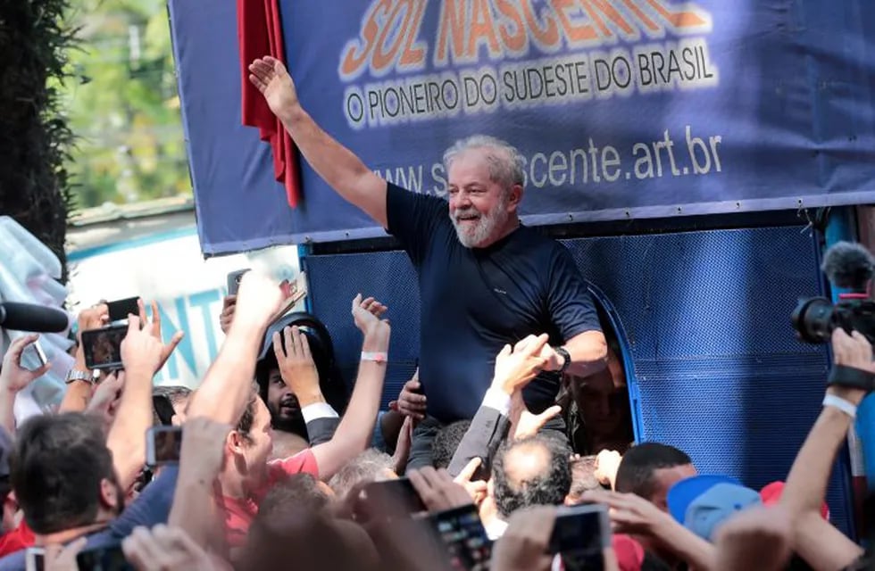 FILE PHOTO: Former Brazilian President Luiz Inacio Lula da Silva is carried by supporters in front of the metallurgic trade union in Sao Bernardo do Campo, Brazil April 7, 2018. REUTERS/Leonardo Benassatto/File photo