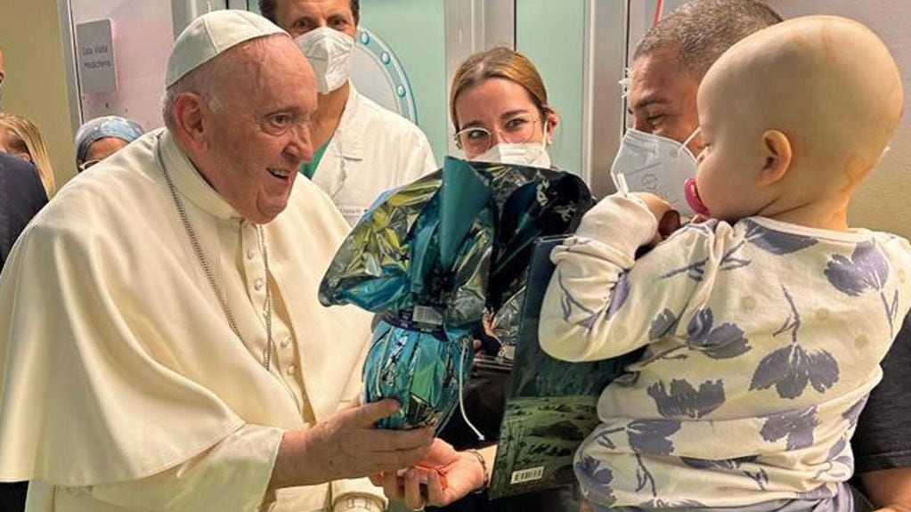 El Papa Francisco visitó a niños con cáncer y celebraría la misa del Domingo de Ramos. / Foto: EFE