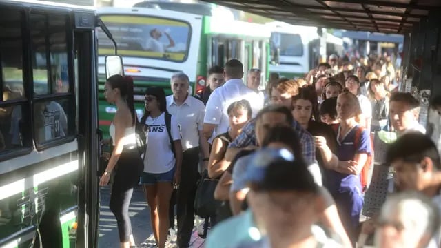Buenos Aires. Con alto acatamiento, rige el paro de trenes y hay largas filas en paradas de colectivos (Clarín).