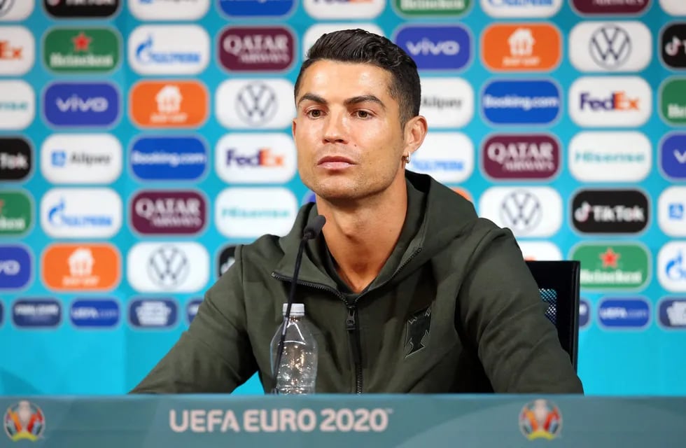 Cristiano Ronaldo y una polémica con Coca-Cola en conferencia de prensa.