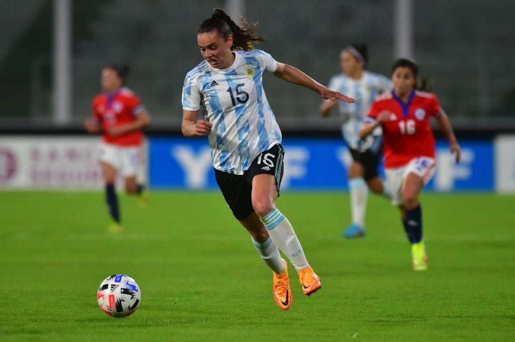 La selección argentina de fútbol femenino y el cotejo ante Chile, con un muy buen marco en el Kempes. (Facundo Luque / La Voz)