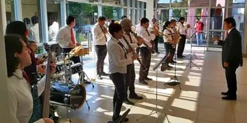 La banda municipal toca canciones navideñas en la capital salteña