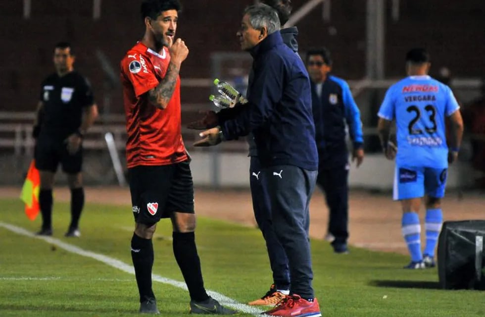 ndependiente’s team head coach Ariel Holan (C-R) speaks with a player during a Copa Sudamericana football match against Peruvian Binacional at the UNSA Stadium in Arequipa, Peru, on May 01, 2019. (Photo by DIEGO RAMOS / AFP)