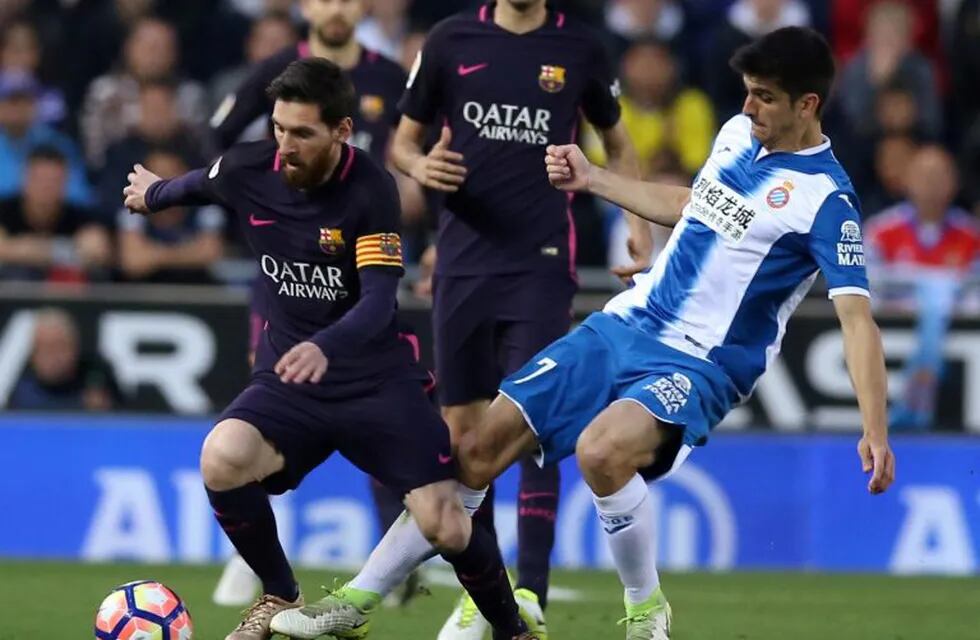 Soccer Football - Espanyol v Barcelona - Spanish La Liga Santander - RCDE stadium, in Cornella-El Prat (Barcelona), Spain - 29/04/2017. Barcelona's Lionel Messi and Espanyol's Gerard Moreno in action. REUTERS/Albert Gea