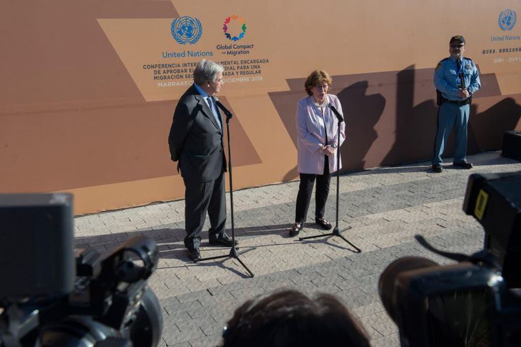 El secretario general de la ONU, Antonio Guterres y la secretaria general de la conferencia, la canadiense Louise Arbour ofrecen una rueda de prensa en el marco de la conferencia intergubernamental de la ONU organizada en la ciudad marroquí de Marrakech.