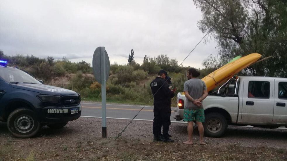 La Policía y Bomberos montó un operativo de búsqueda para dar con los turistas perdidos en el río Atuel. Foto Alerta San Rafael.