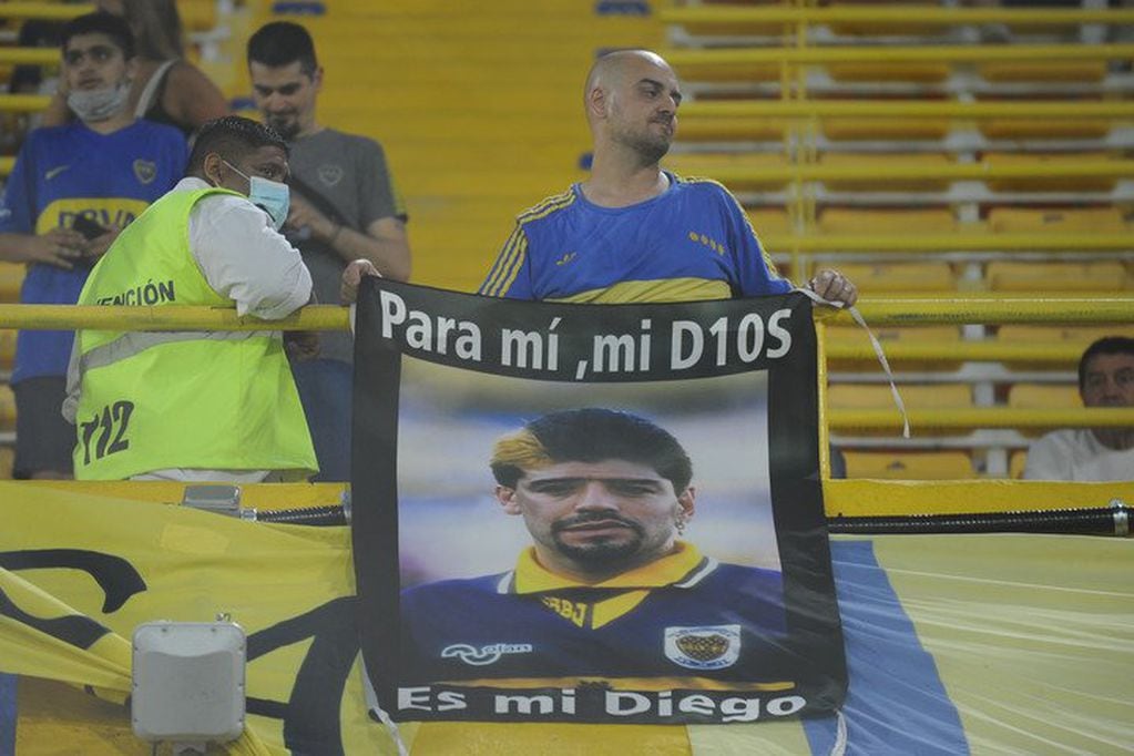 Los homenajes a Diego Maradona en la Bombonera.