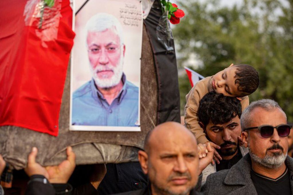 Iraquíes e iraníes durante el funeral de Qasem Soleimani (Foto:Hussein FALEH/AFP)