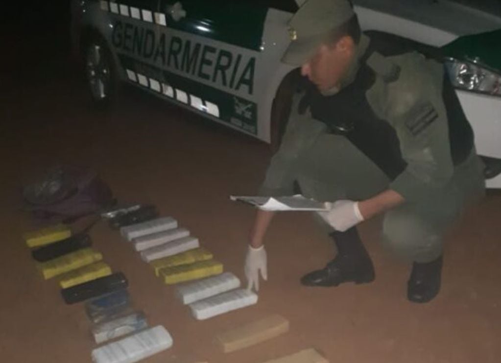 Interceptan contrabando de marihuana transportado por un motociclista en Puerto Iguazú.