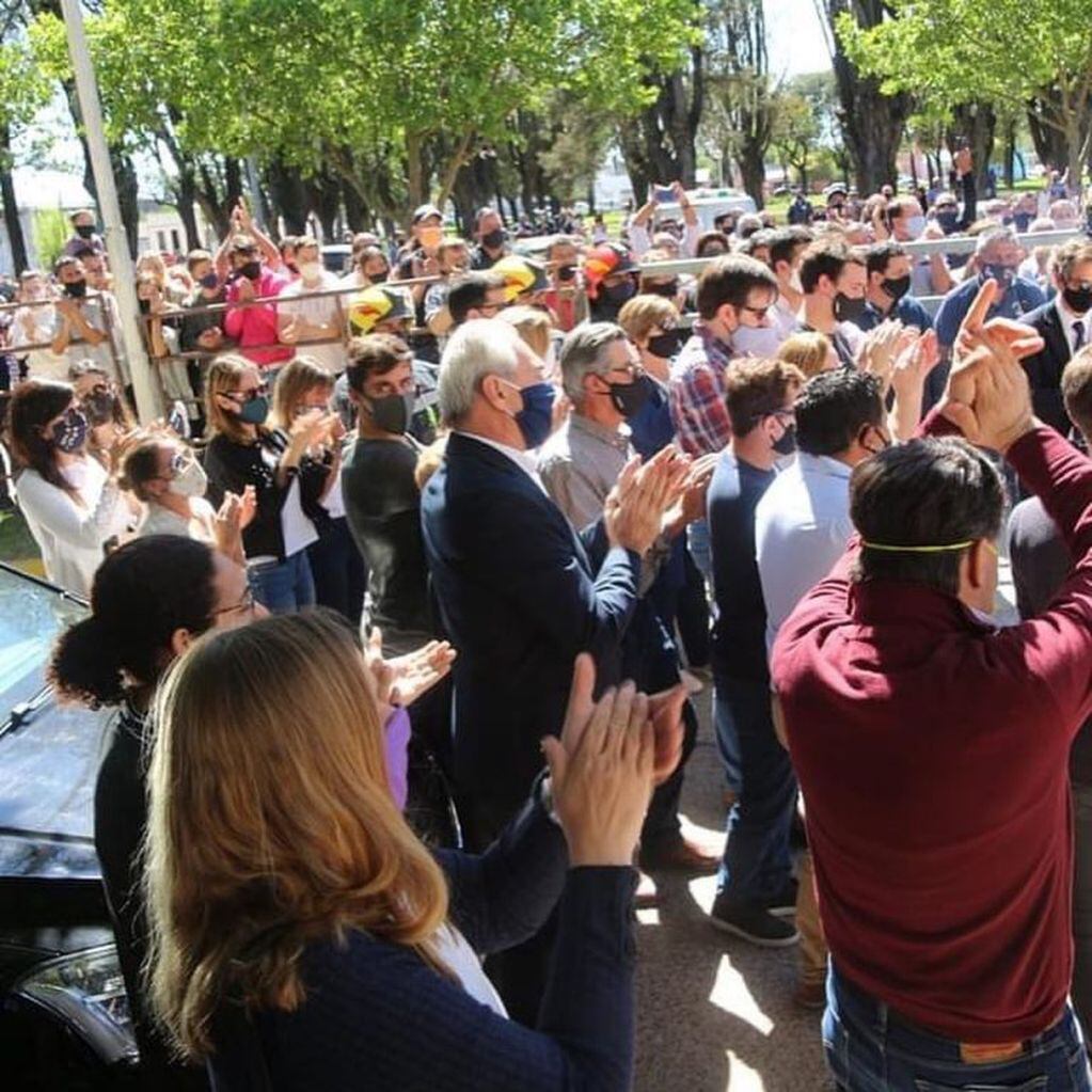 Miles de personas le dan el último adiós al intendente de Gualeguay.
Crédito: LT38