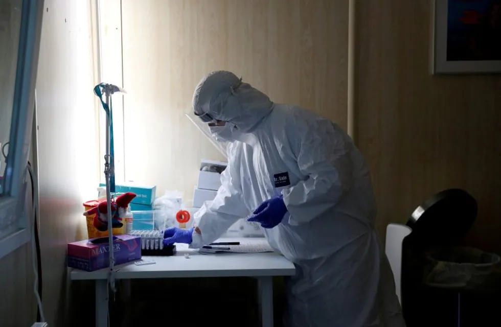 FILE PHOTO: A healthcare worker works at a COVID-19 testing site as the spread of the coronavirus disease (COVID-19) continues in Budapest, Hungary, October 27, 2020. REUTERS/Bernadett Szabo/File Photo Imagen ilustrativa.