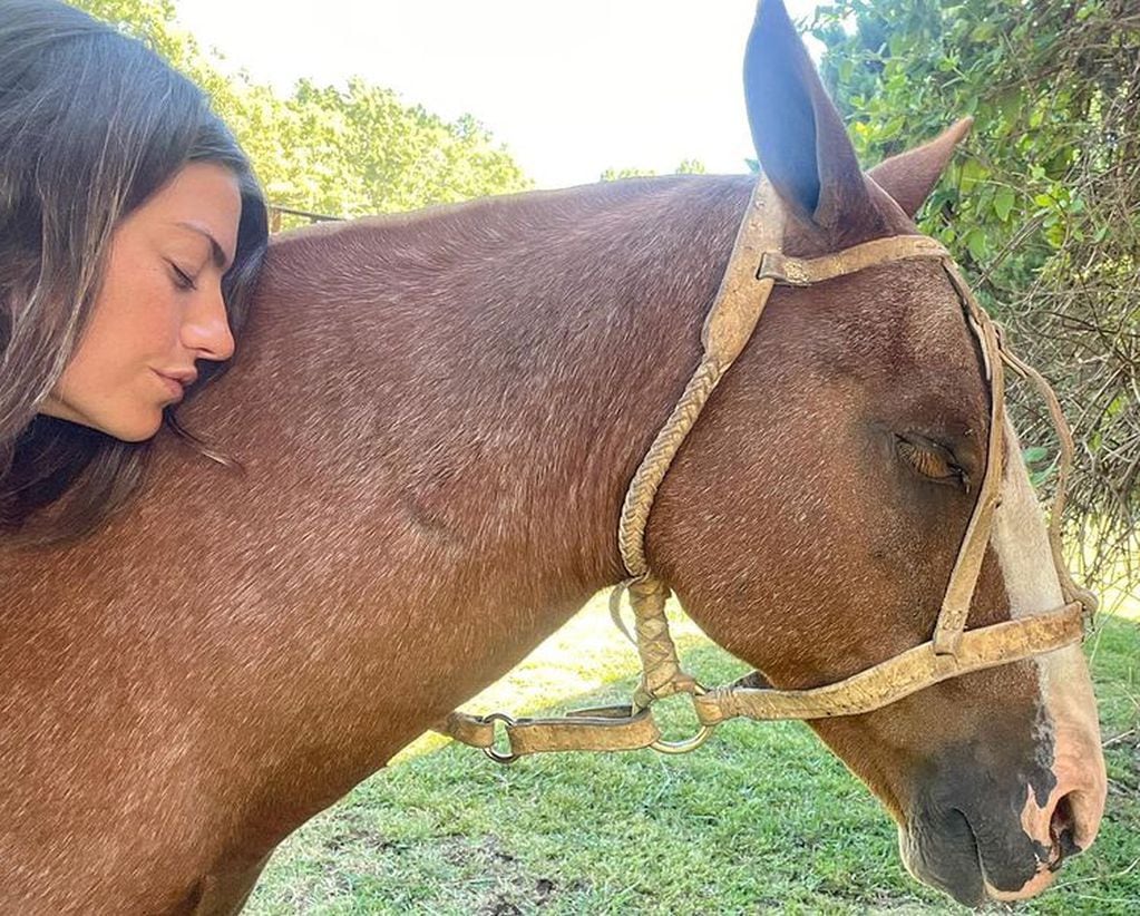 Sofía “Jujuy” Jiménez posó en bikini sobre un caballo
