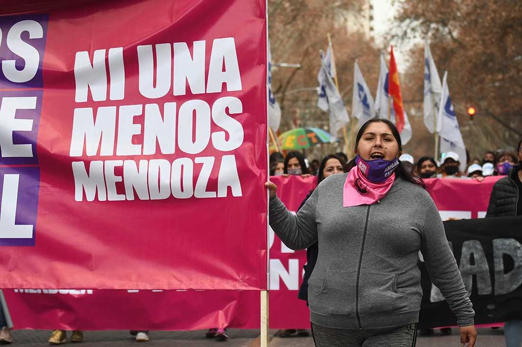 Mamá de Abigail encabezando cada marcha por su hija durante cinco meses. 
Foto: JoséGutierrez/ Los Andes   

